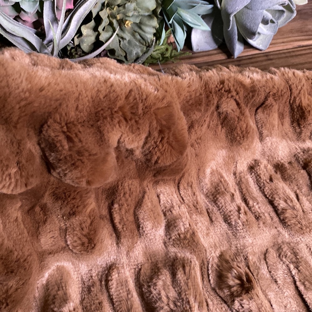 Pottery Barn Cuddly Luxuriously Rich Faux Fur Ruched Brown Lumbar Pillow Cover - Picture 11 of 16